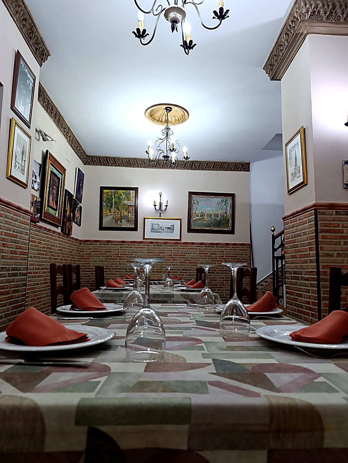 Comedor privado con mesa larga preparada para un grupo