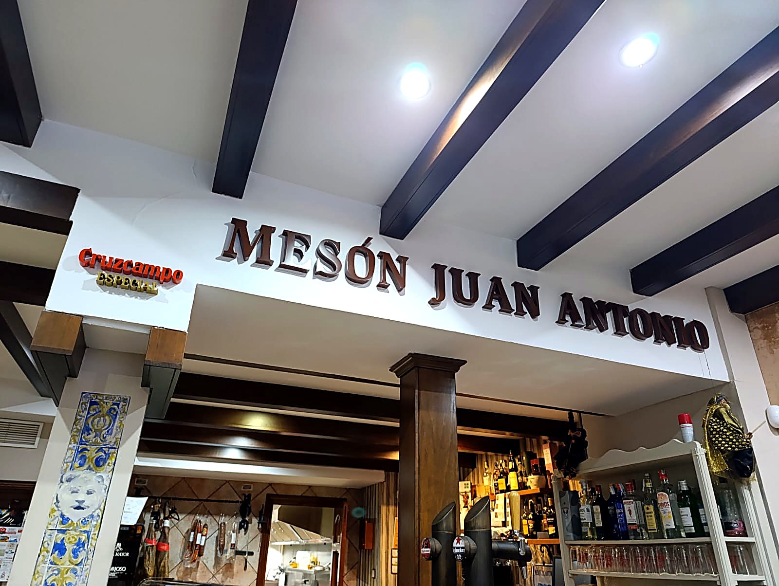 Rótulo del Mesón Juan Antonio sobre la barra